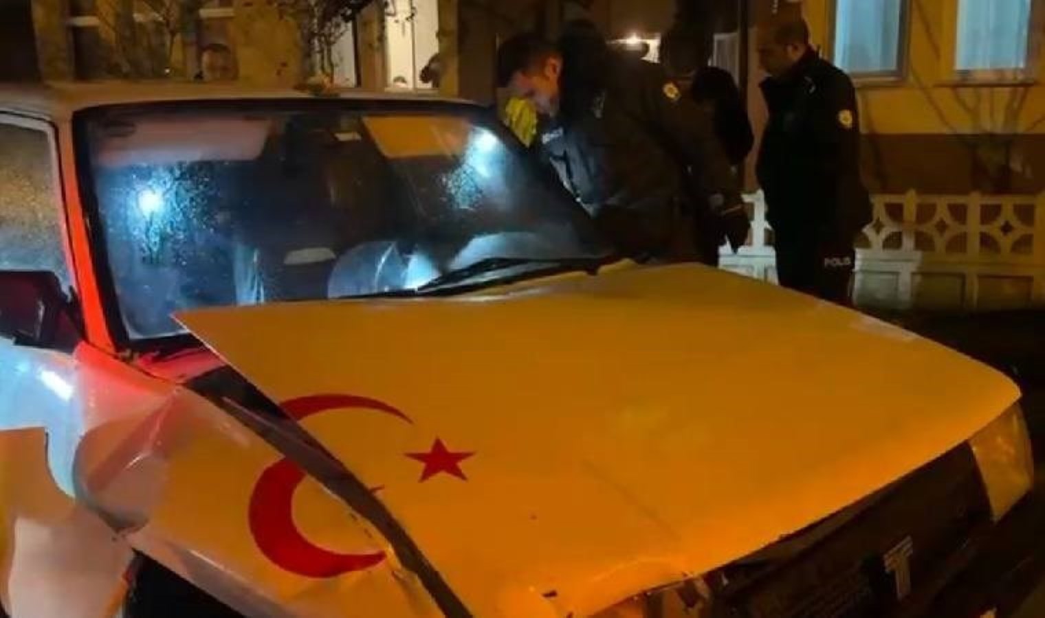 Balıkesir’de ‘dur’ ihtarına uymadı, polis araçlarına çarptı!