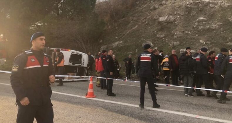 Balıkesir’de feci kaza… Minibüs otomobille çarpıştı: 2 kişi öldü, 10’dan fazla yaralı…