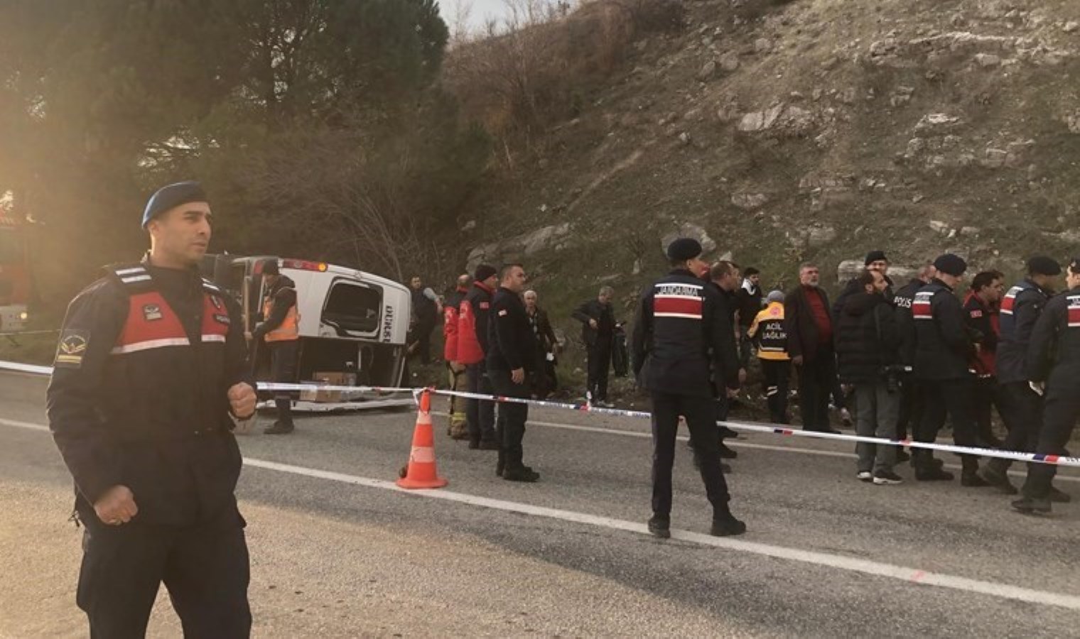 Balıkesir’de feci kaza… Minibüs otomobille çarpıştı: 2 kişi öldü, 10’dan fazla yaralı…