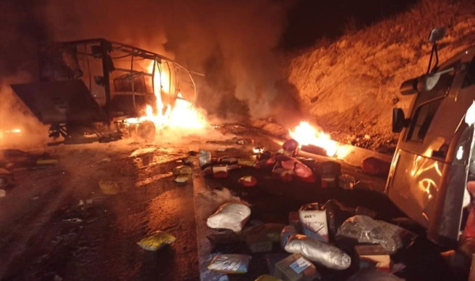 Balıkesir’de kazaya karışan kamyonda yangın!