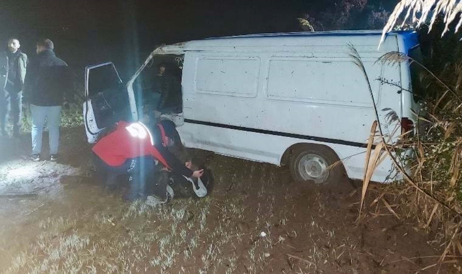 Balıkesir’de kontrolü kaybeden araç şarampole devrildi… Yaralılar var!