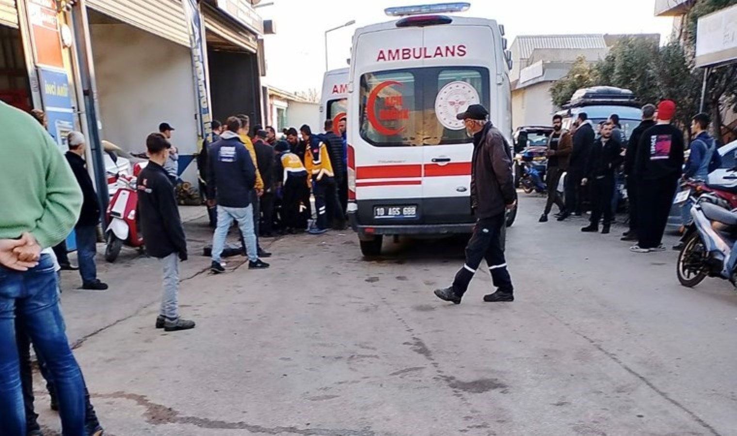 Bandırma’da dehşet anları… Sanayi sitesinde 2 grup arasında silahlı kavga: Baba ve oğul yaralandı!