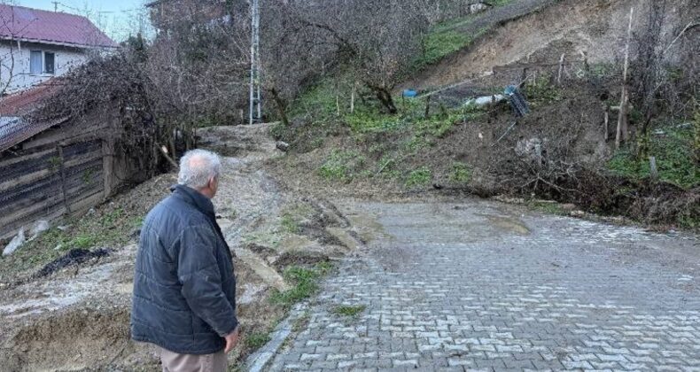 Bartın’da heyelan köy yolunu kapattı!