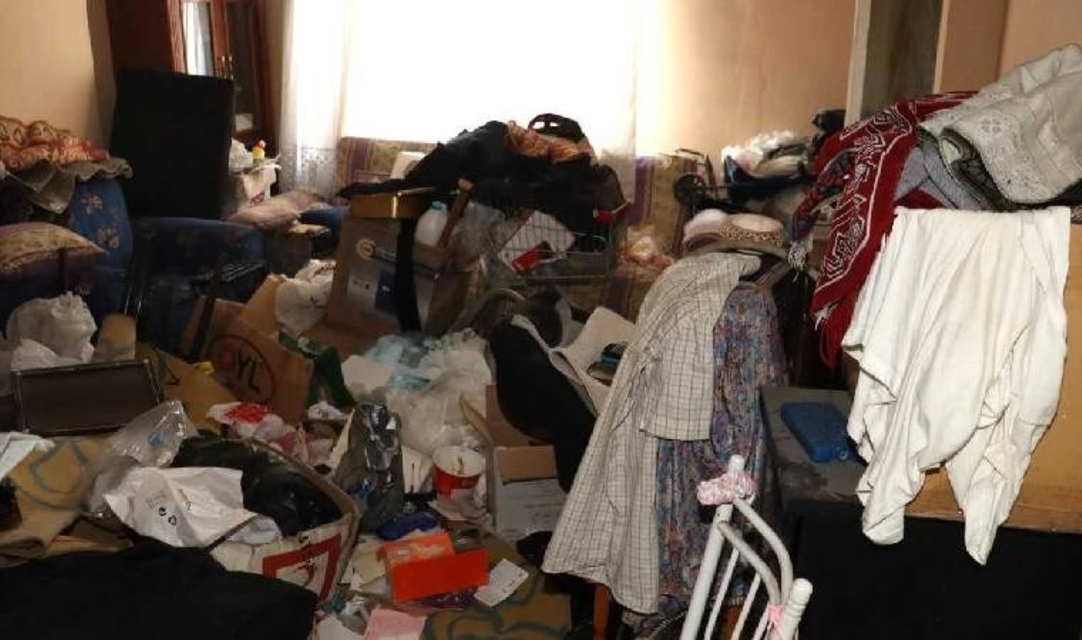 Belediye ekipleri de şaşırdı: Mersin’de bir evden 10 kamyon çöp çıktı!