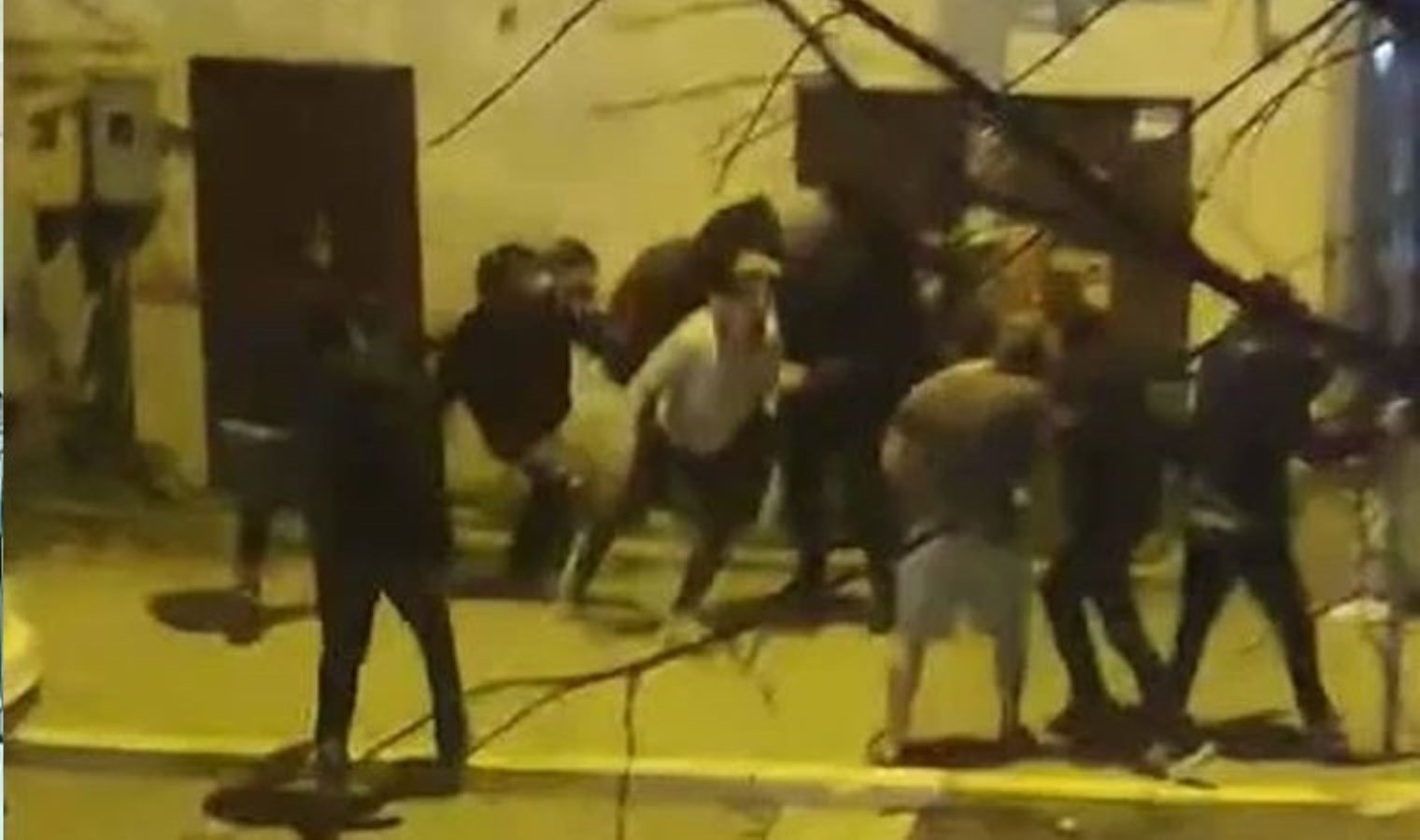 Beylikdüzü’nde silahlı ’laf atma’ kavgası! 3 yaralı, çok sayıda gözaltı