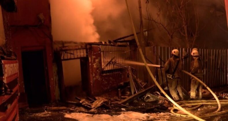 Beyoğlu’nda 3 katlı ahşap bina alevlere teslim oldu