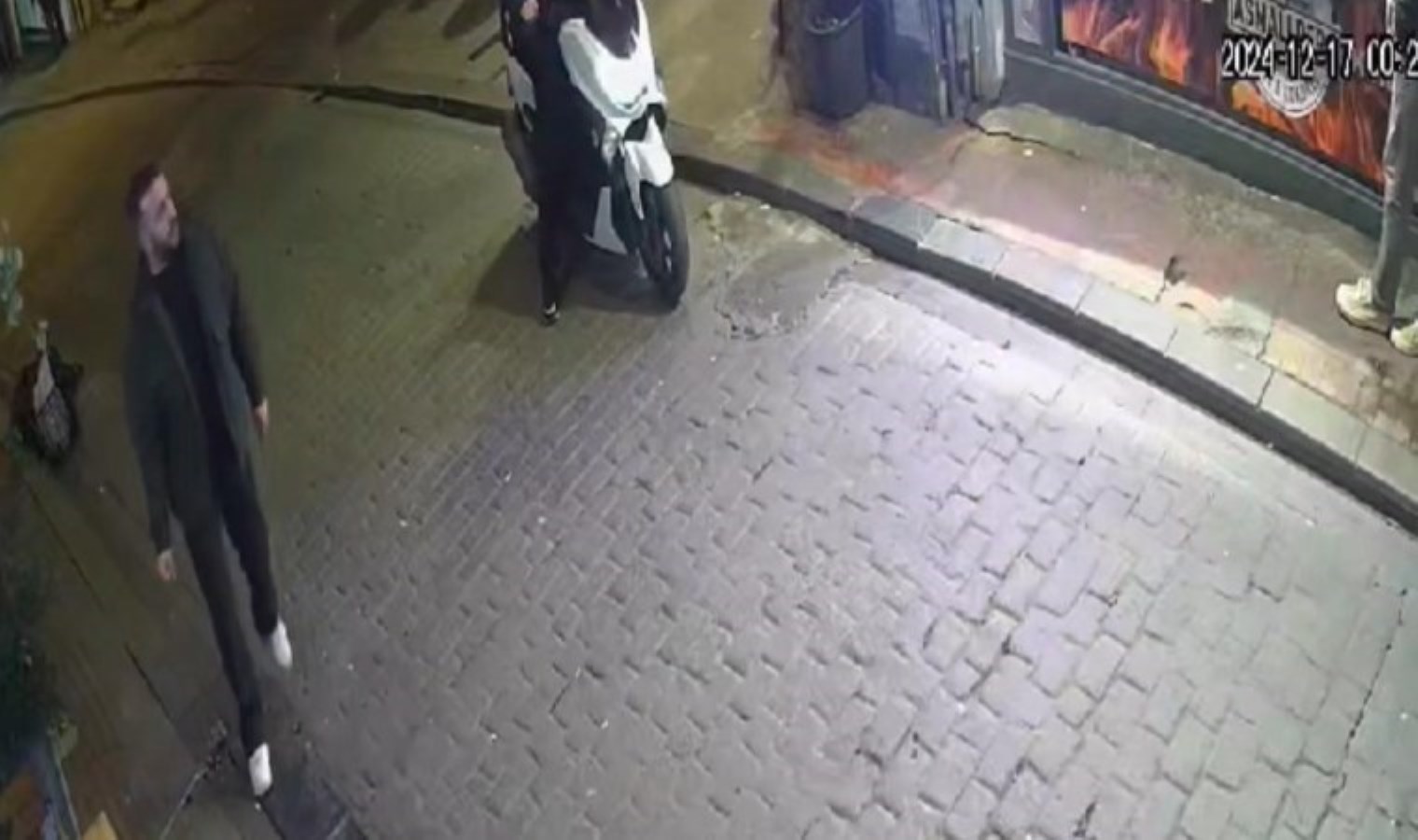 Beyoğlu’nda hareketli anlar… Çarptığı taksinin şoförünü vurmak için sokak sokak aradı: Havaya ateş açan şüpheli tutuklandı!