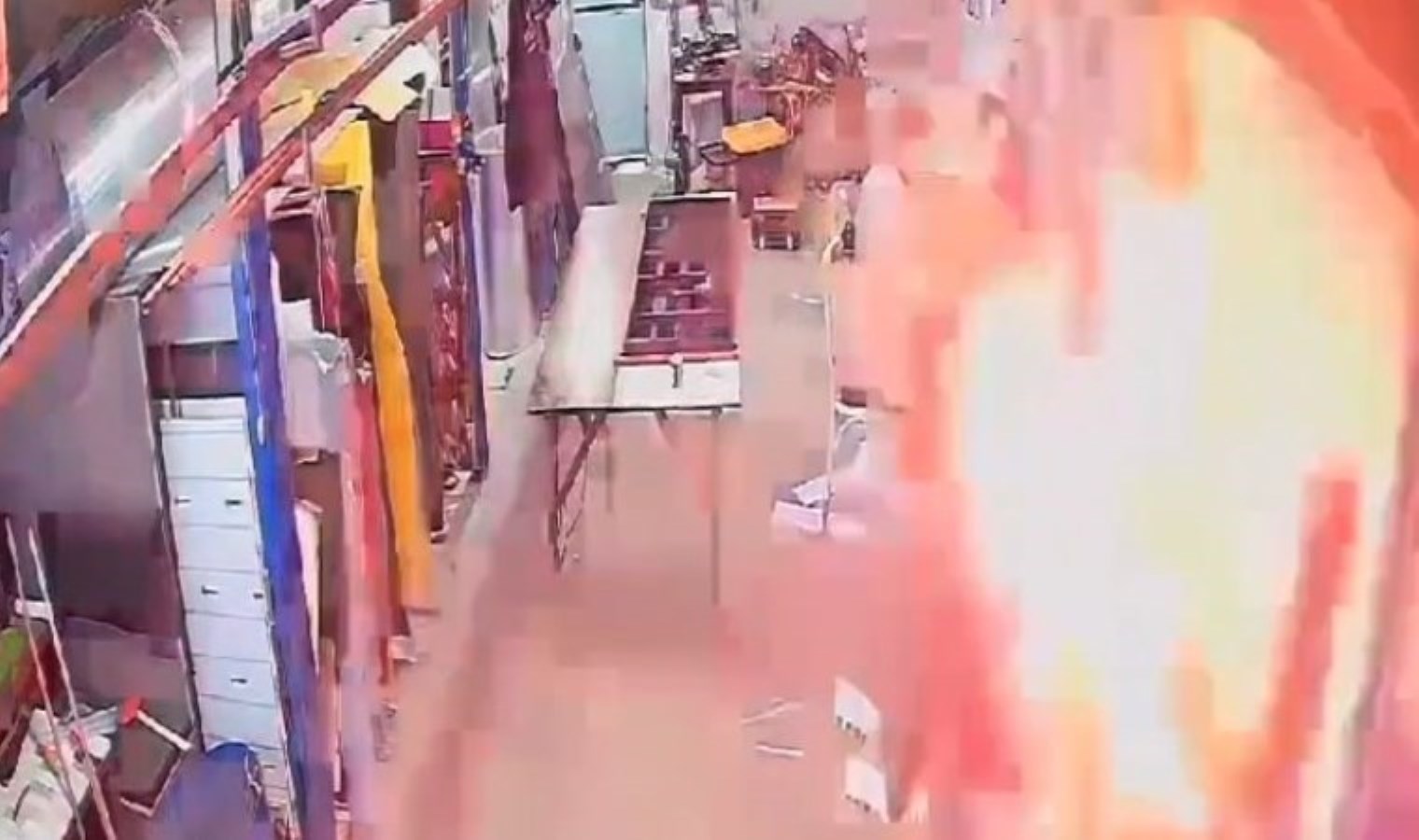 Bir tiner faciası da Sultangazi’de gerçekleşti: Ateşin parlamasıyla yüzünden yaralandı!