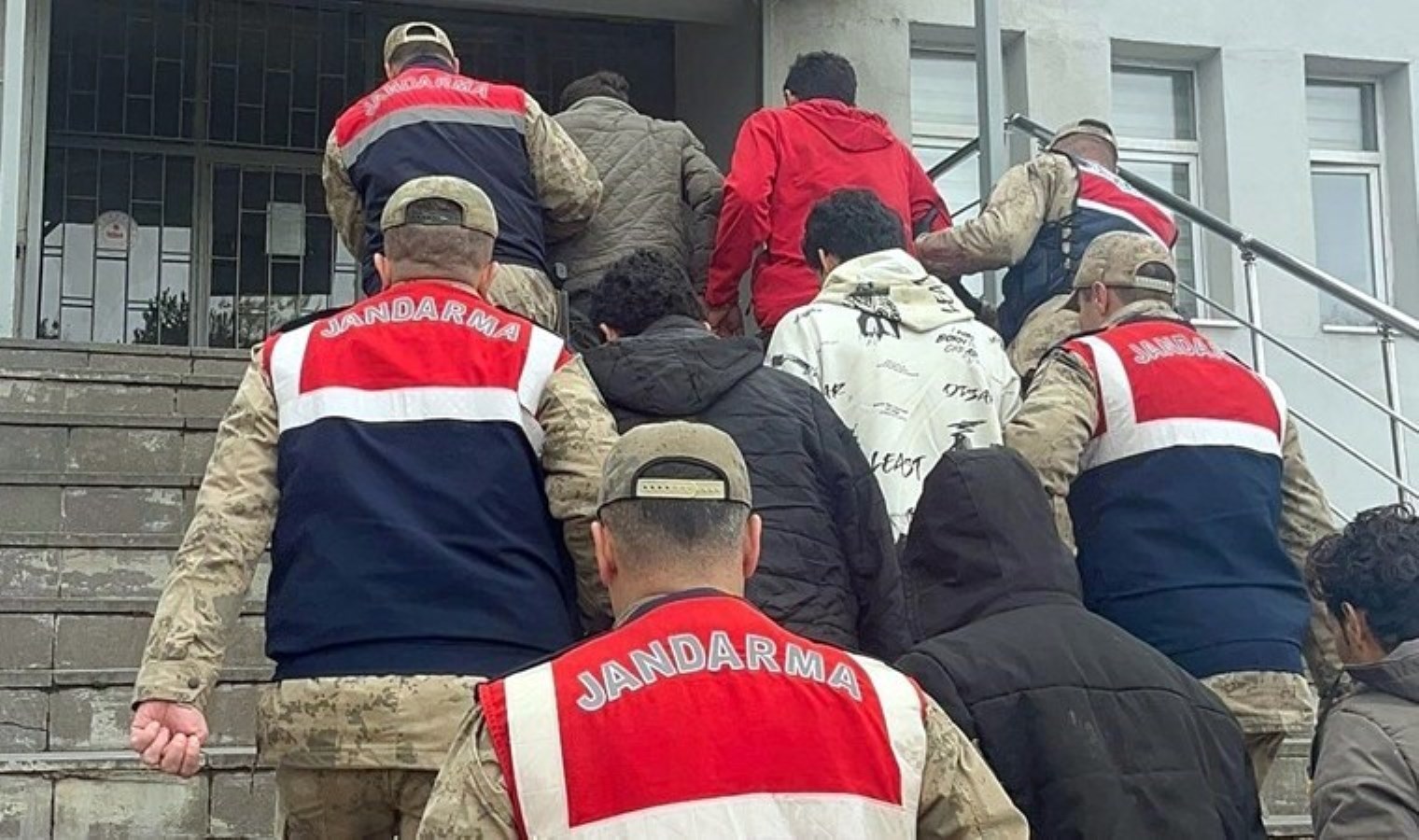 Bitlis’te 21 kaçak göçmen ile organizatör yakalandı