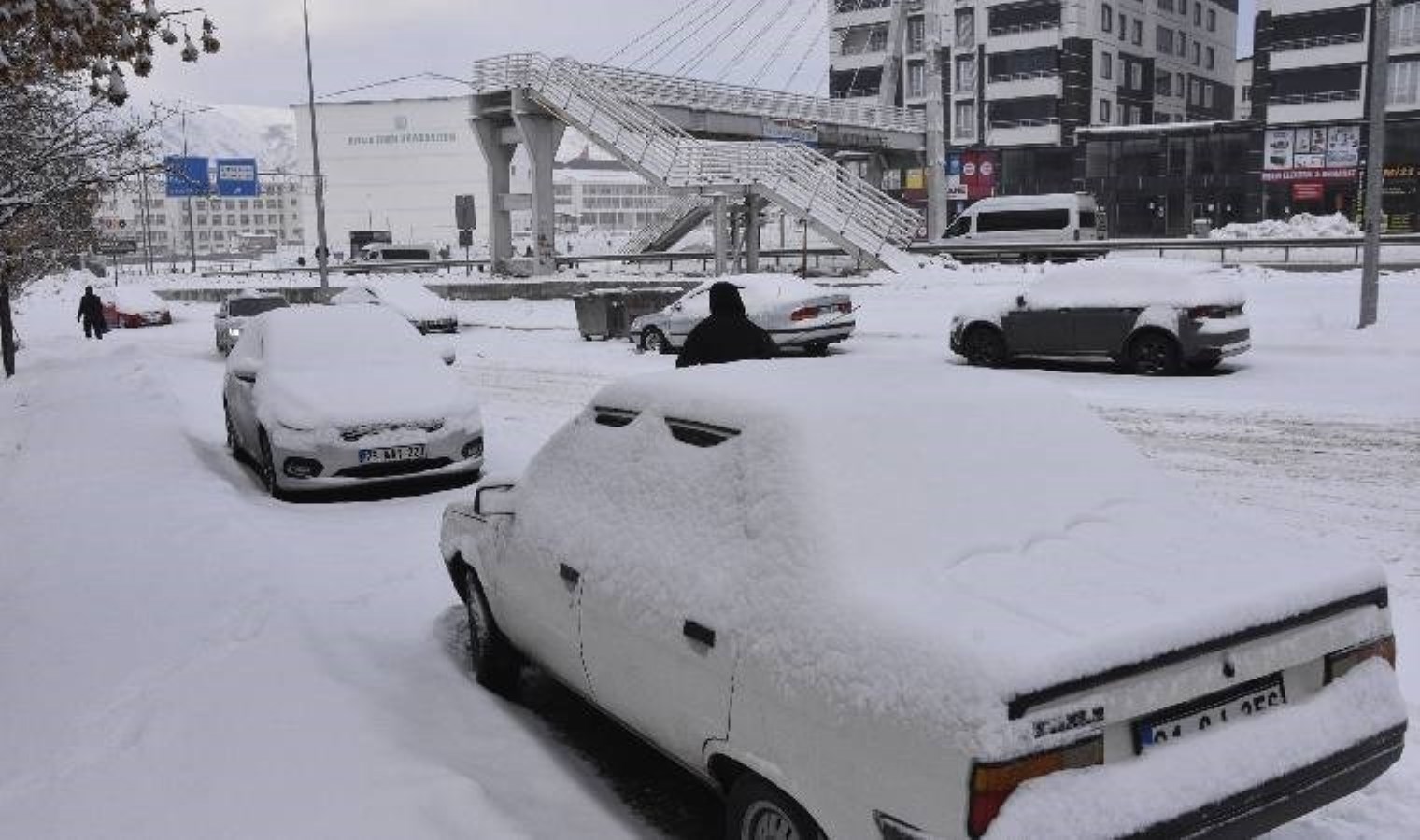 Bitlis’te kar yağışı… 77 köye ulaşım sağlanamıyor!