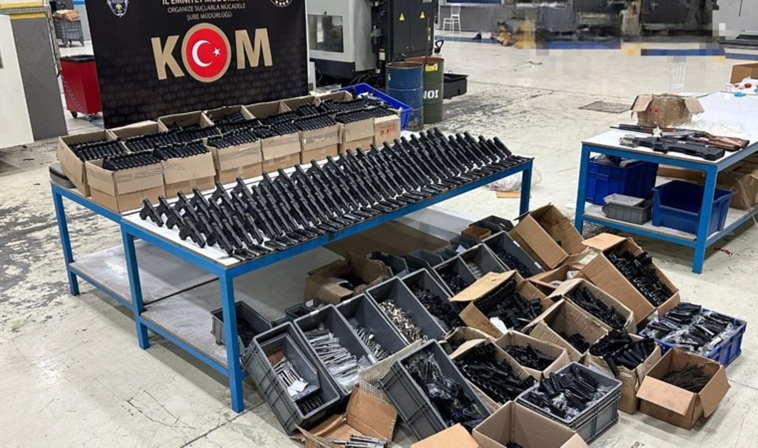 Böylesi görülmedi! İzmir’de ‘rekor silah’ operasyonu: İş yerlerindeki gizli bölmelerden çıktı…