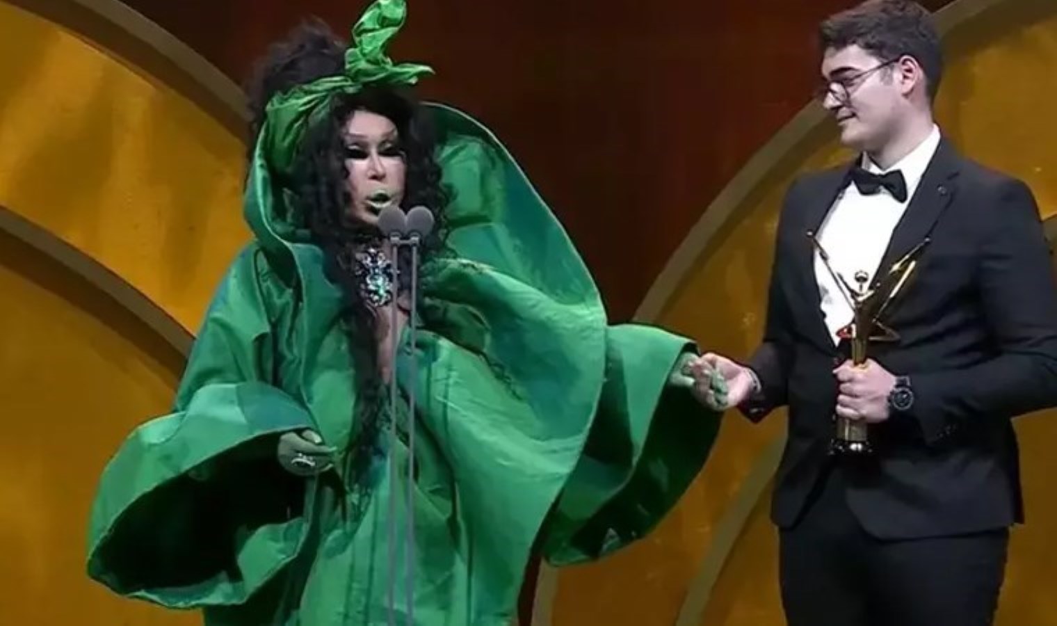 Bülent Ersoy, kıyafetine yönelik eleştirilere sert yanıt verdi: ‘Fiyatım artıyor’