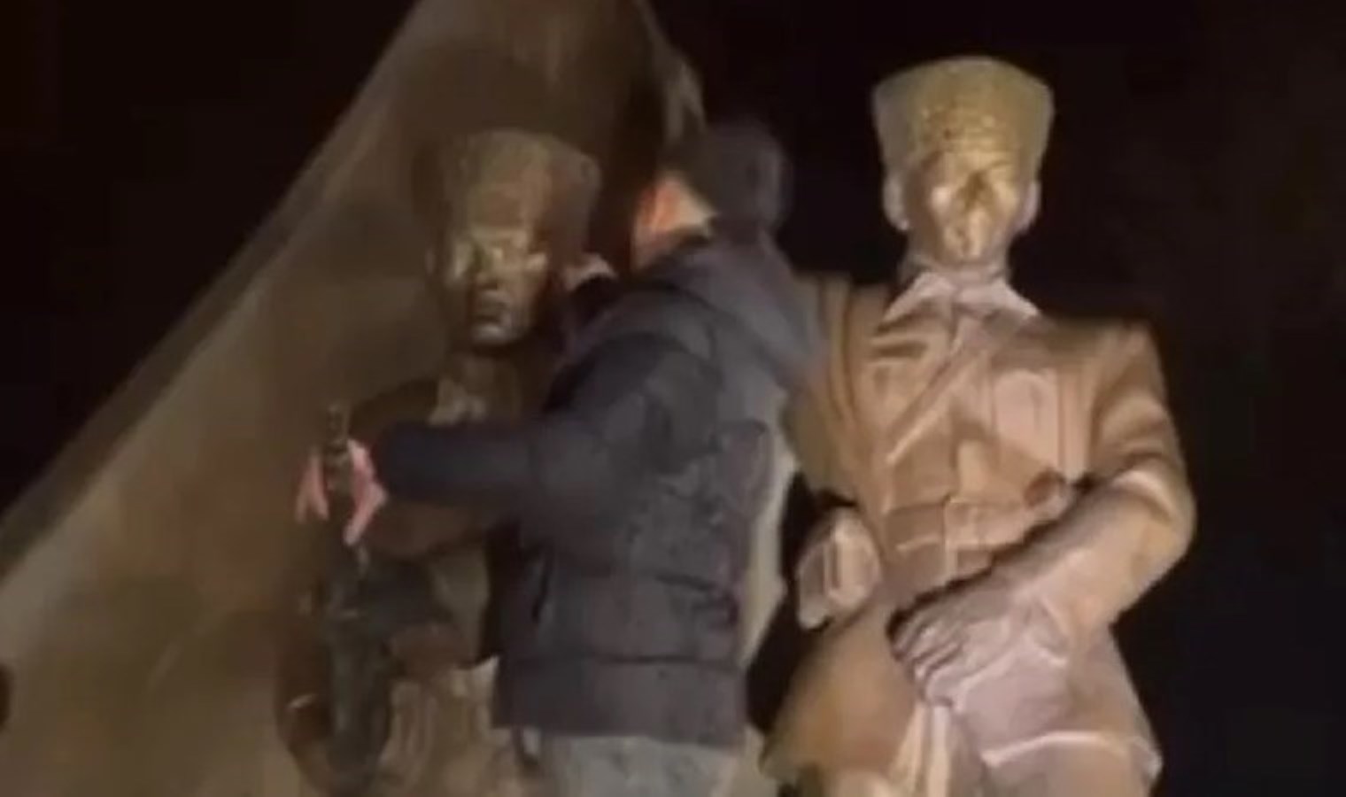 Bursa’da Atatürk anıtına ‘tokat atan’ çocuğa gözaltı