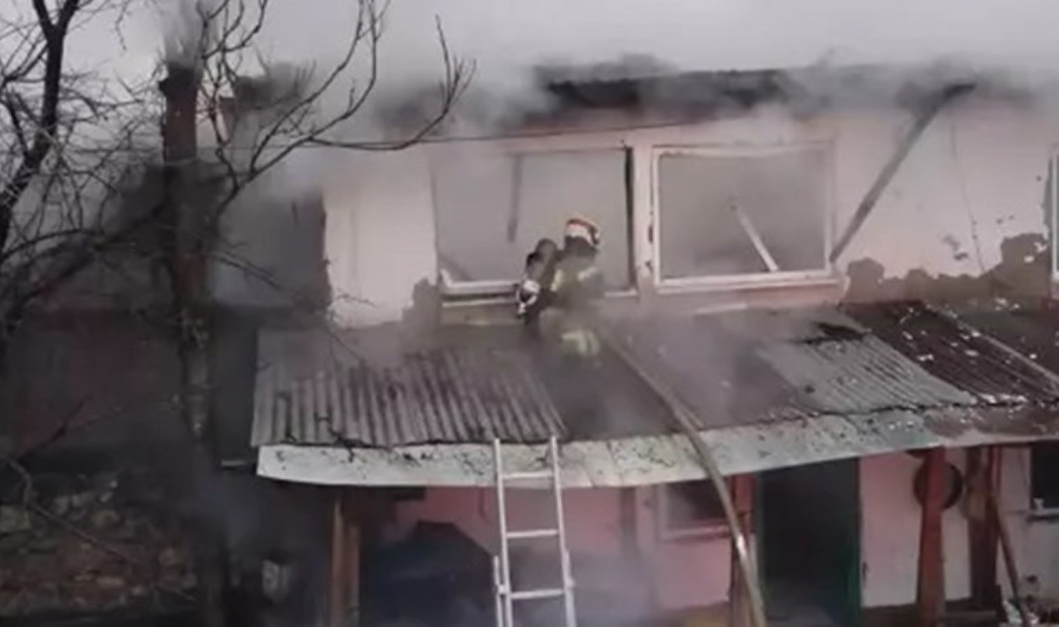 Bursa’da depoda yangın paniği: 2 katlı ev kül oluyordu!