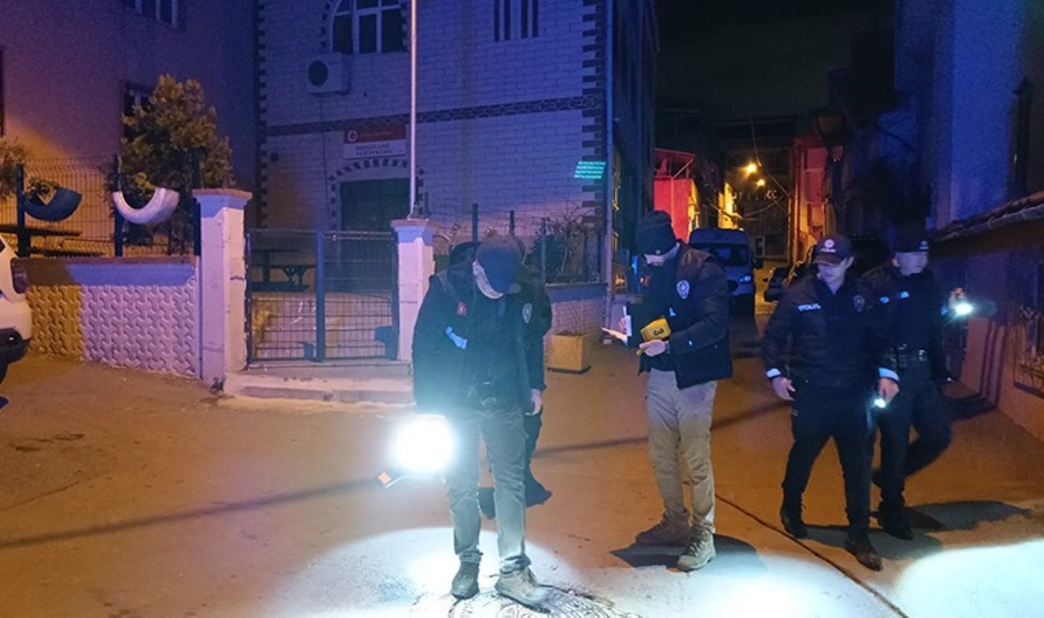 Bursa’da sokak ortasında dehşet: Yürürken 3 kişinin silahlı saldırısına uğradı!