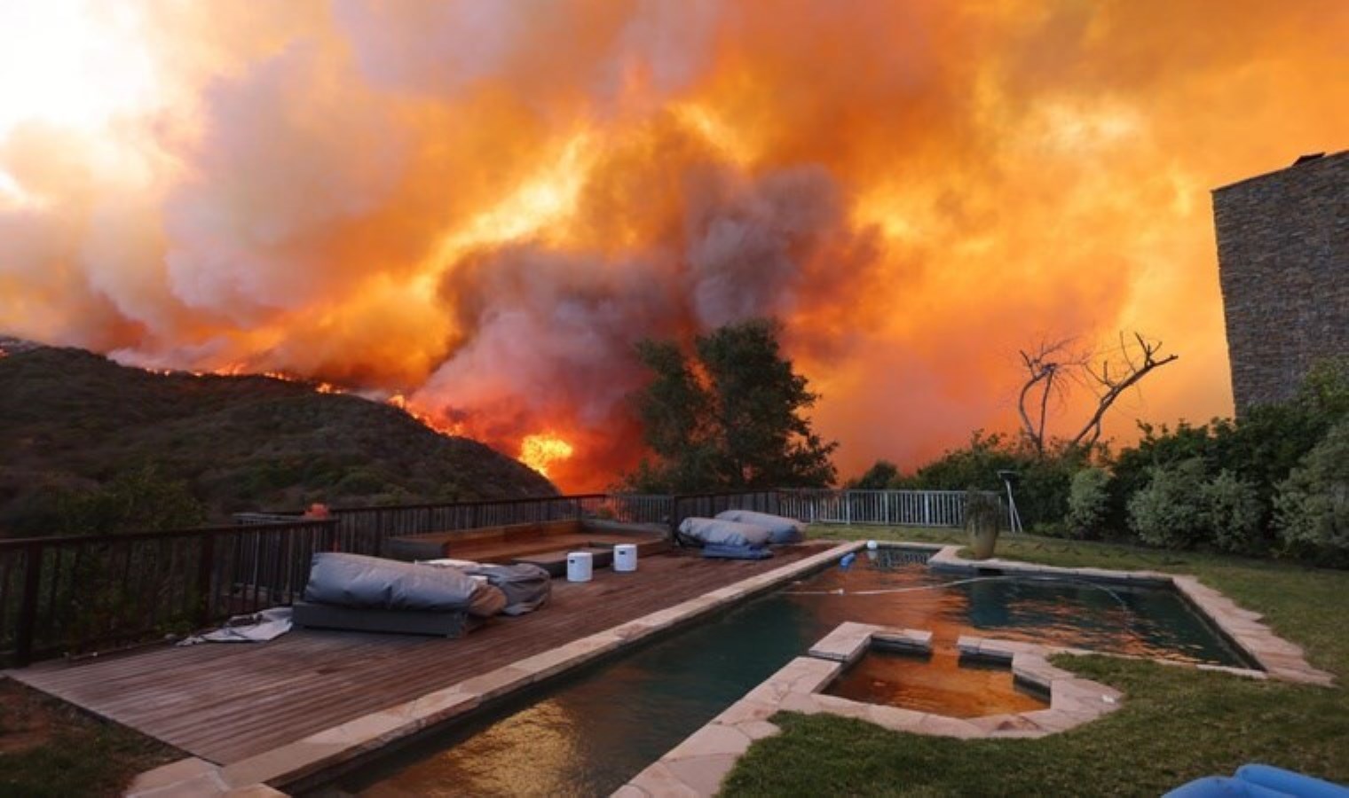 California’daki yangın genişledi: Los Angeles’ta OHAL ilan edildi