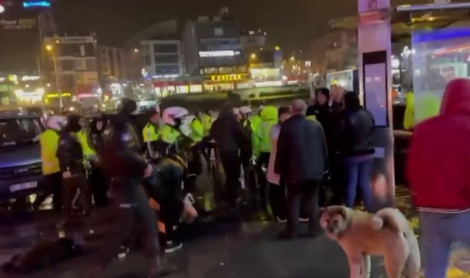 Çekmeköy’de hareketli anlar… Polis otosuna çarpan sürücünün yakınları polise saldırdı: Yaralılar ve gözaltılar var!