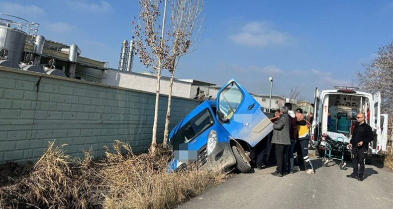 Cep telefonuna bakan sürücü minibüsle kanala düştü