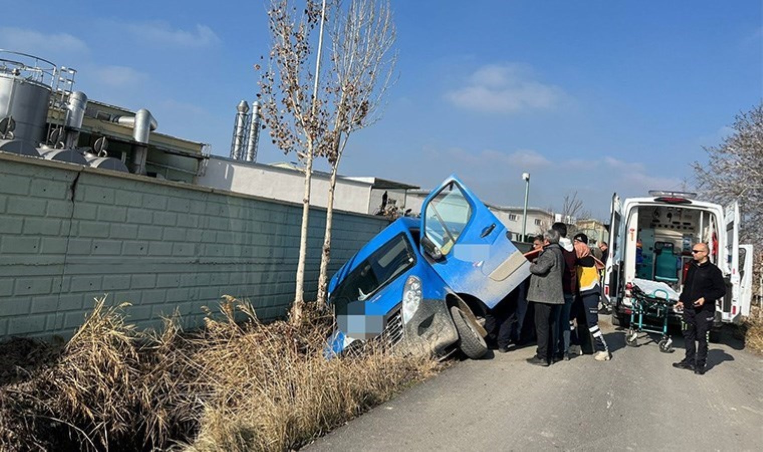 Cep telefonuna bakan sürücü minibüsle kanala düştü