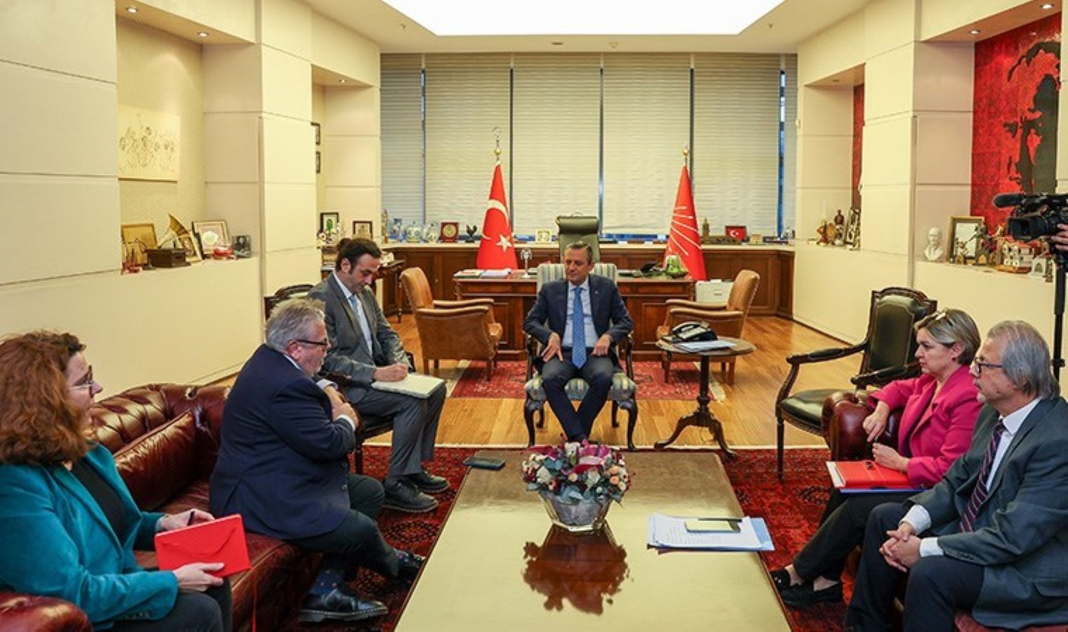 CHP lideri Özgür Özel, AP Türkiye Raportörü Amor’u kabul etti