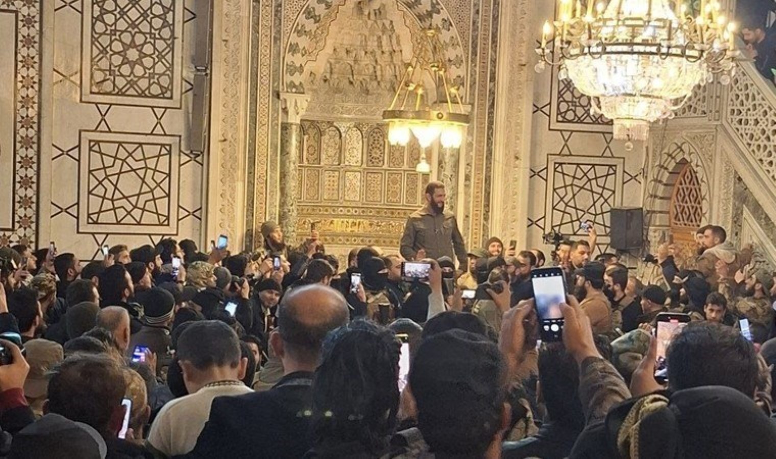 Cihatçılar Şam’ı ele geçirdi: Terör örgütü HTŞ’nin lideri Colani, Emevi Camii’nde