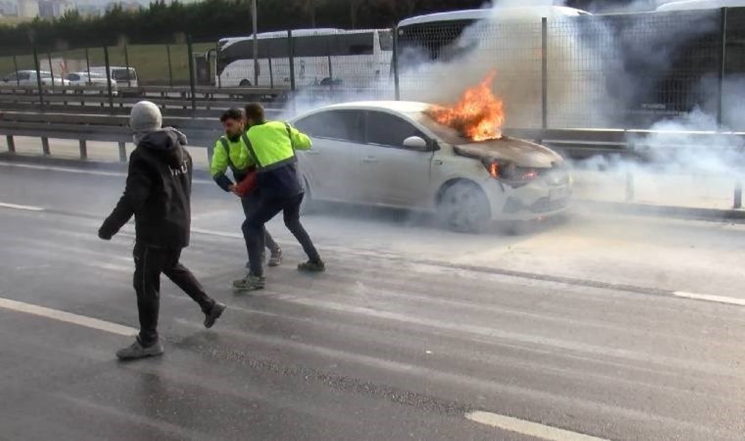 D-100’de panik anları: Araç alev alev yandı!