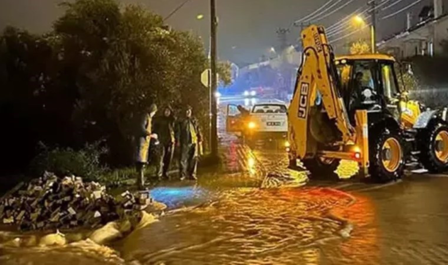 Datça’da taşkının bilançosu: Ev ve işyerlerini su bastı