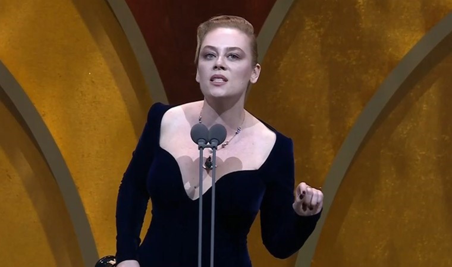 Demet Evgar’ın ödül konuşması gündeme damga vurdu: ‘Demet değil Mehmet olsaydım…’