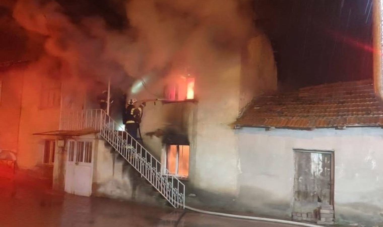 Denizli’de ev yangını: 4 kişilik aile kış günü evsiz kaldı