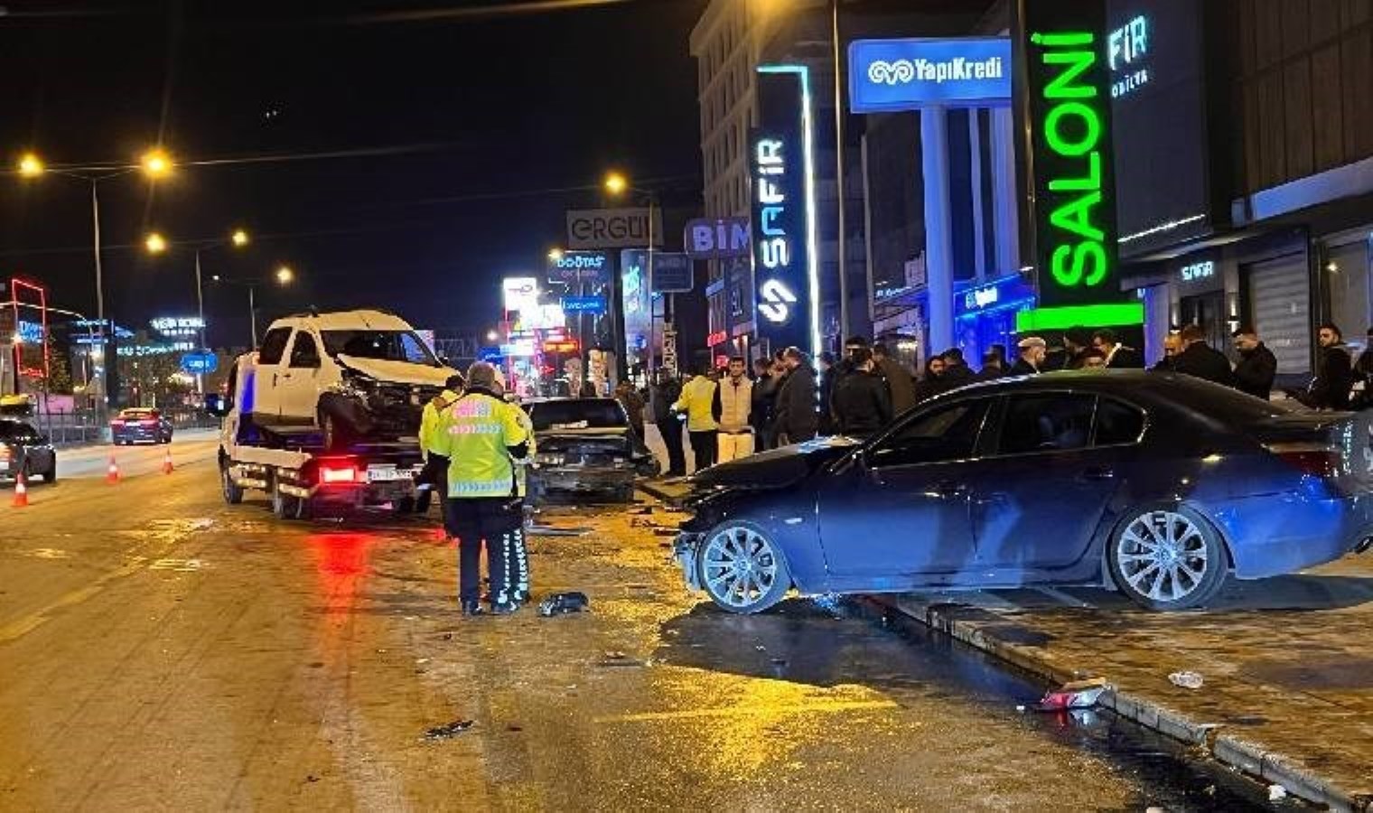 Denizli’de park halindeki araçlara çarpıp kaçtı: Yaralılar var!