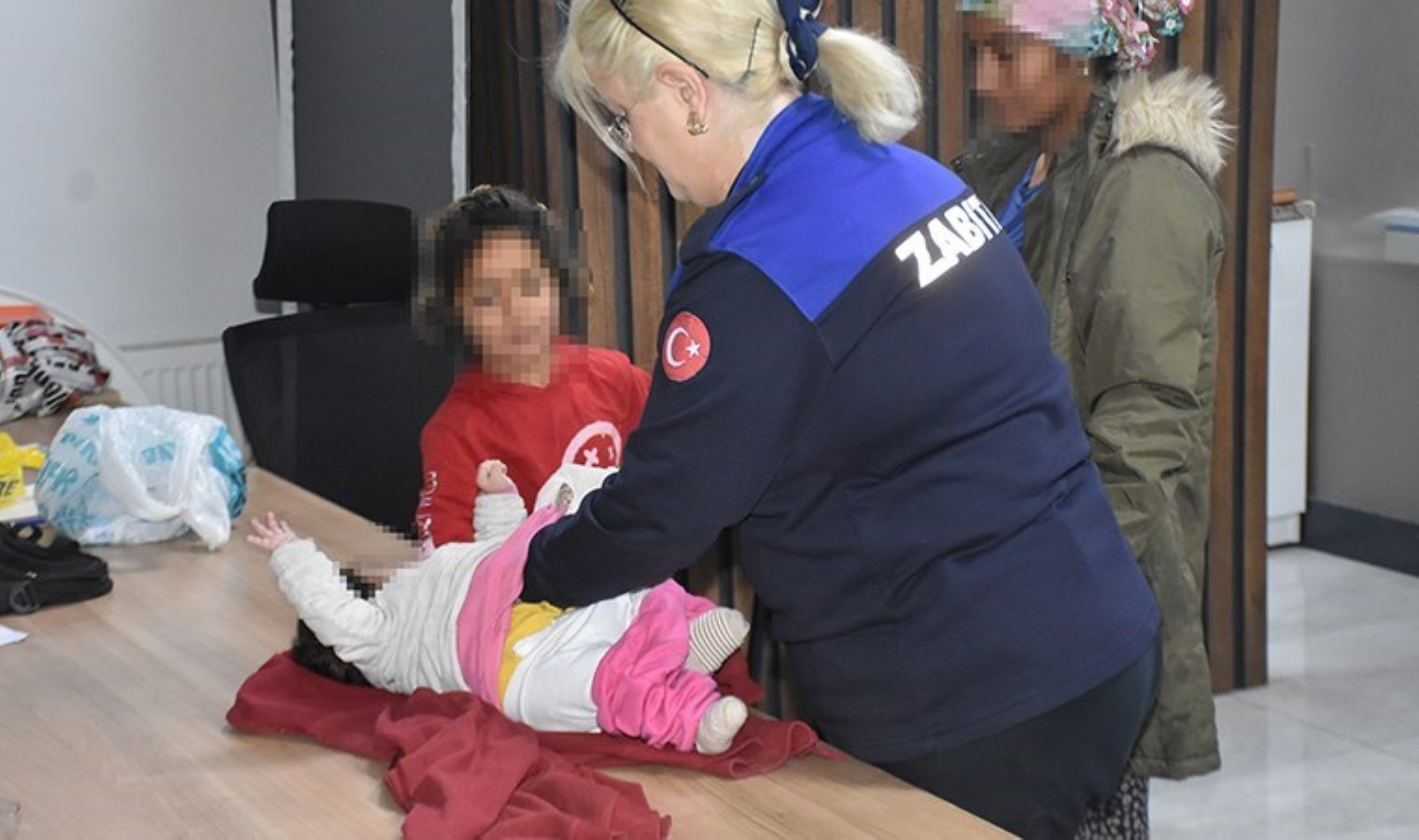 ‘Dilenci’ operasyonu… Yöntemleri şaşırttı: Paralar bebeğin bezinden çıktı