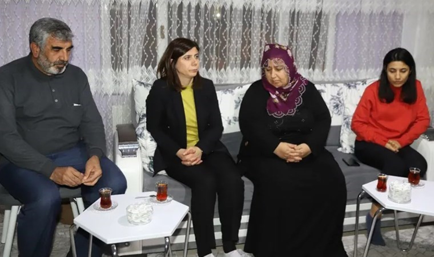 Diyarbakır Büyükşehir Belediyesi Eş Başkanı Bucak, Rojin Kabaiş’in ailesini ziyaret etti