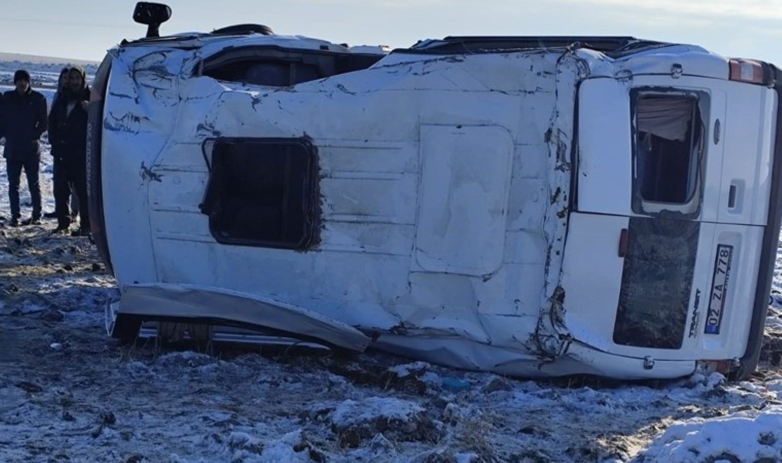 Diyarbakır’da servis minibüsü tarlaya yuvarlandı! Çok sayıda öğretmen yaralandı…