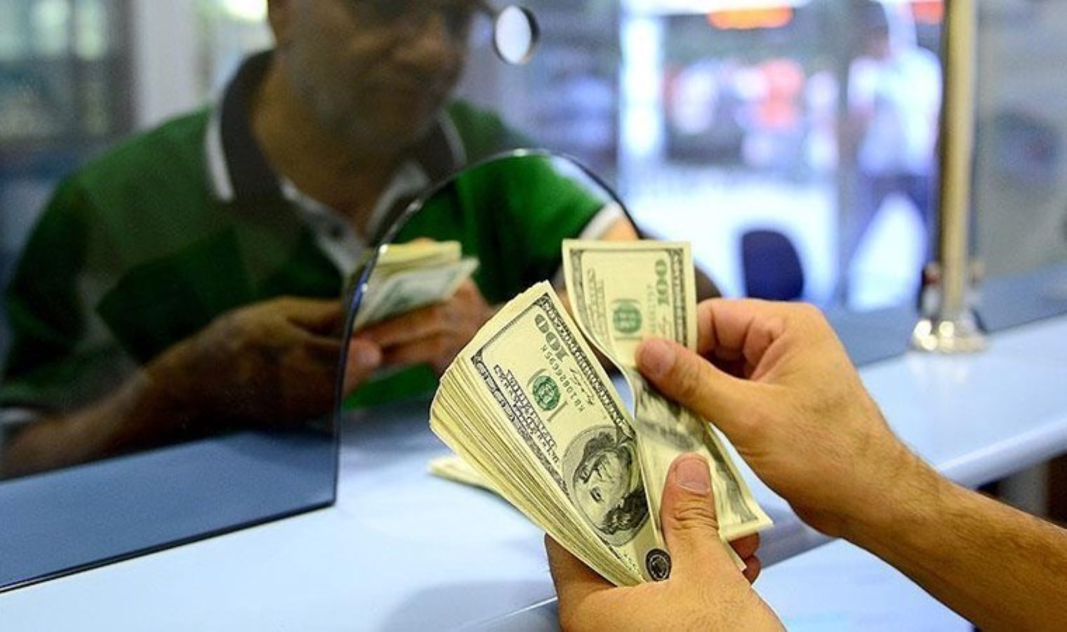 Döviz bürosunu soydu, çalışanı rehin aldı!