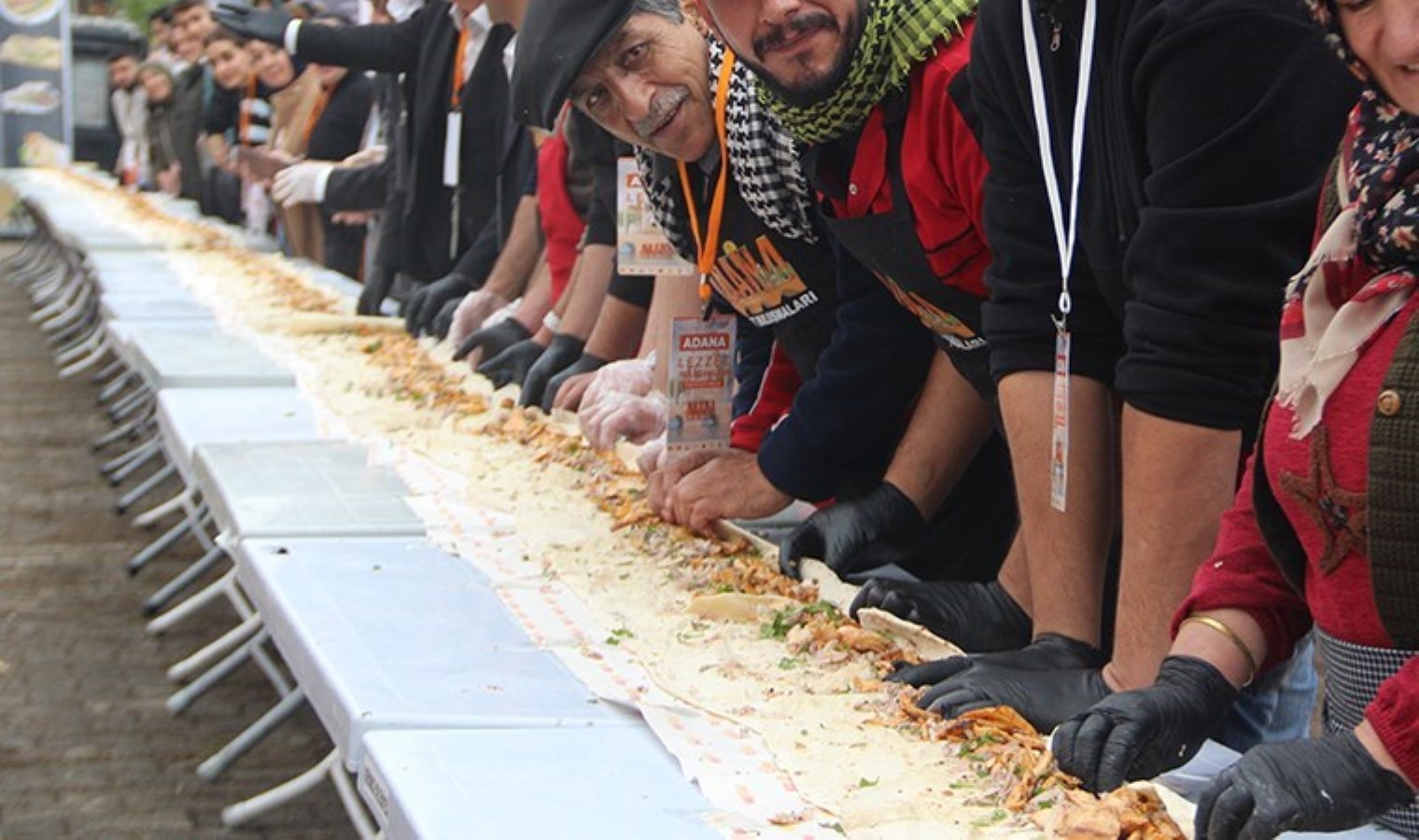 Dünyanın en uzun Adana döneri Kocaeli’de dağıtıldı: Tam 141 metre…