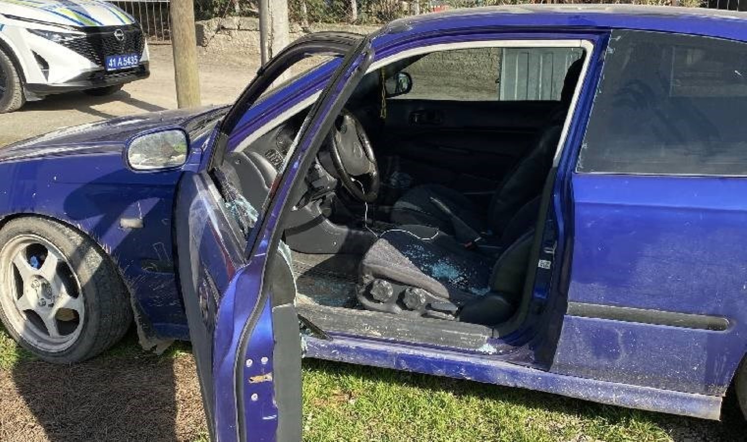 ‘Dur’ ihtarına uymayan firari, aracı polisin üzerine sürdü!