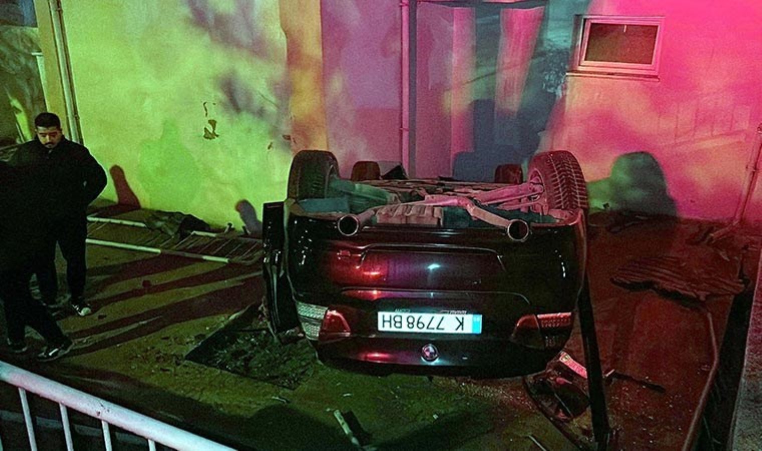 Edirne’de gece saatlerinde korkutan kaza: Bulgaristan plakalı otomobil, site bahçesine düştü!