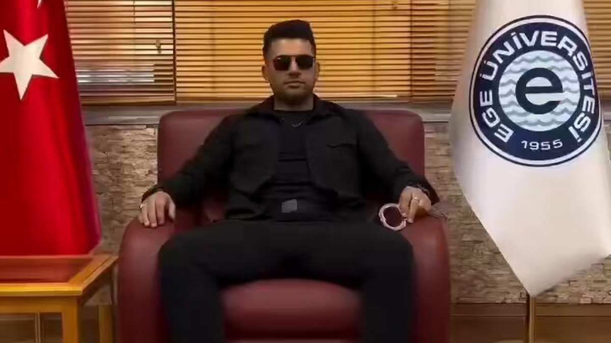 Ege Üniversitesi’nde söyleşiye çağırılmıştı: Yakışıklı Güvenlik’in o görüntüleri tepki çekti