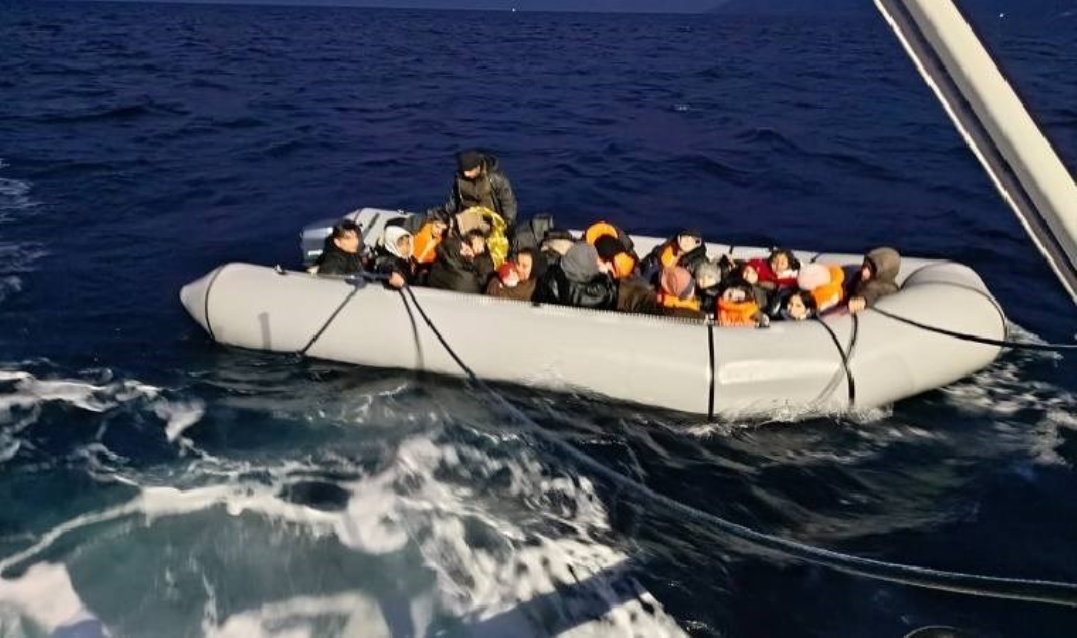 Ege’de can pazarı… Onlarca düzensiz göçmen kurtarıldı!