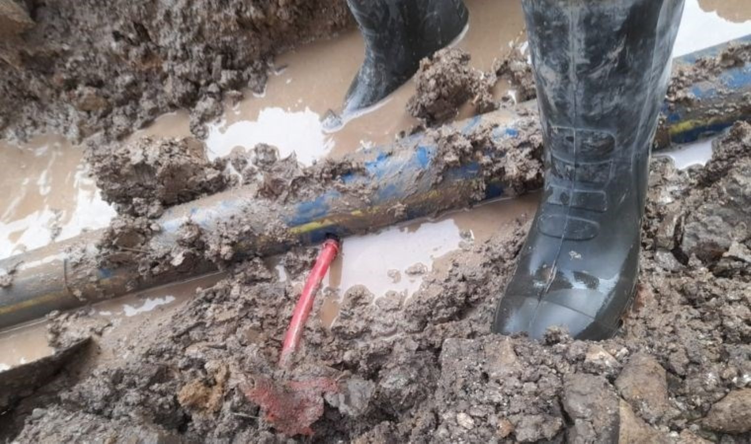 Eğirdir’de 150 tonluk yeni su kaynağı hattını delip su çaldılar