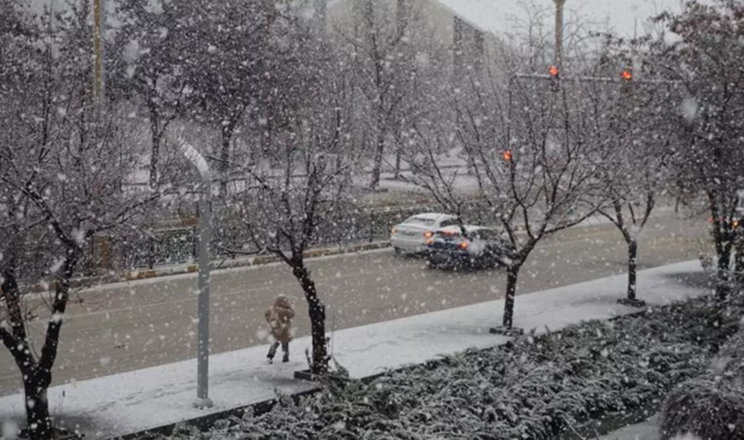 Elazığ’da ‘kar yağışı’ kaza getirdi: 10 araç zincirleme kazaya karıştı!