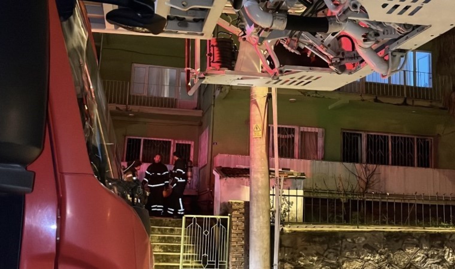 Elektrikli sobanın üzerine bırakılan mendil yangına yol açtı: 1’i bebek, 2 kişi dumandan etkilendi