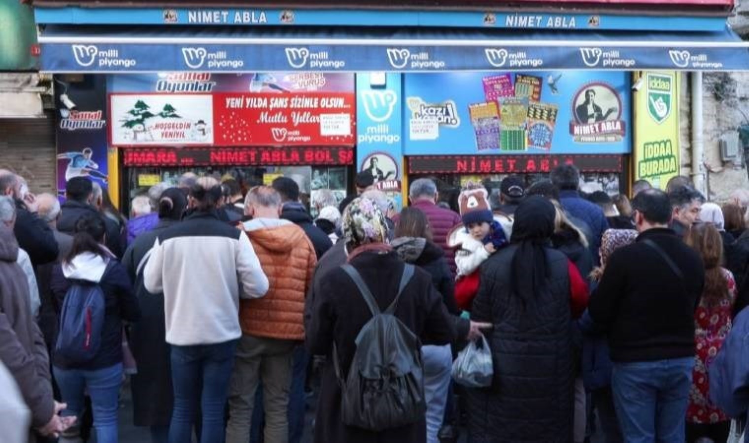 Eminönü’nde 600 milyon liralık büyük ikramiye için uzun kuyruk!