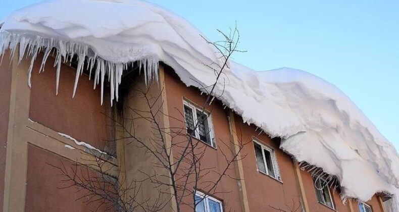 Erzurum’da feci olay… Çatıdan üzerine buz kütlesi düştü!