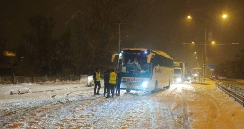 Erzurum’da kar yağışı: Çok sayıda araç yolda kaldı!