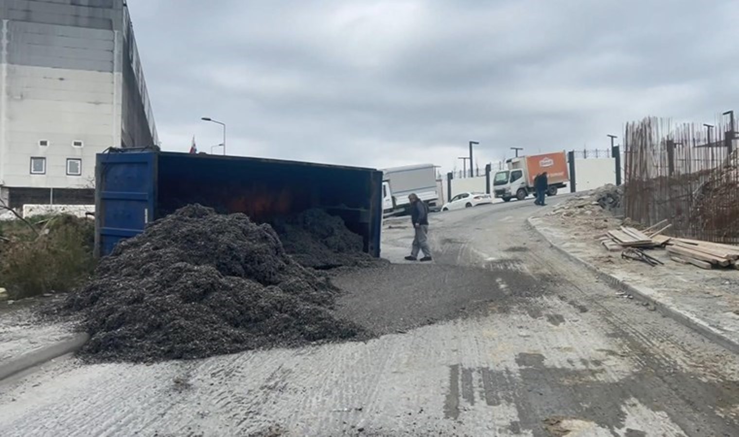 Esenyurt’ta ‘talaş’ yüklü kamyon devrildi: Şoför kazayı ucuz atlattı