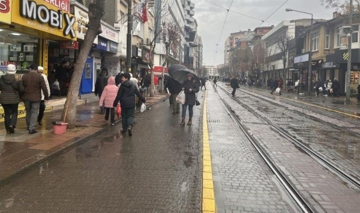 Eskişehir’de yağış vatandaşlara zor anlar yaşattı