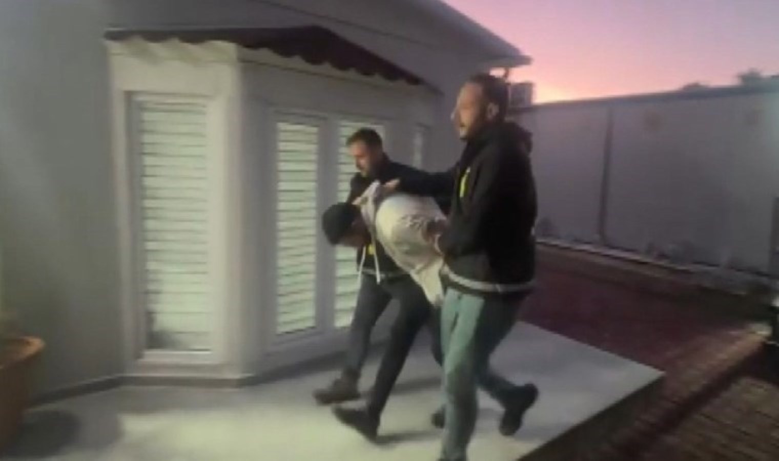 Evleri gözetleyip ‘mastürbasyon’ yapan komşu yakalandı: Cinsel saldırıdan suç kaydı olduğu ortaya çıktı