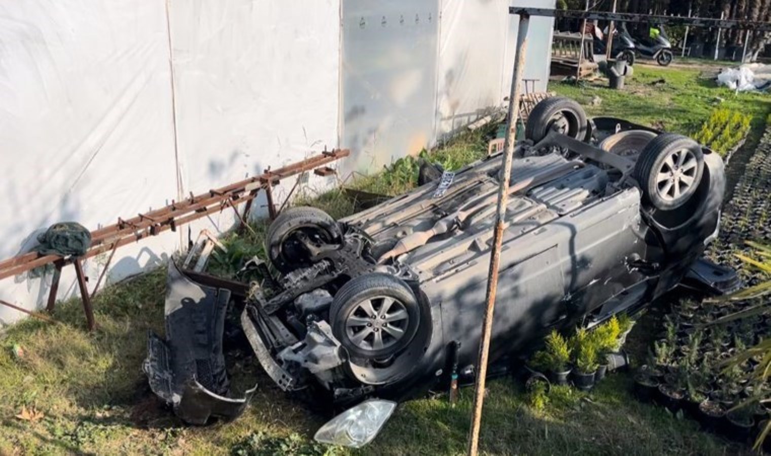 Faciadan dönüldü! Kontrolden çıkan araç, çiçek bahçesine uçtu: 2 yaralı
