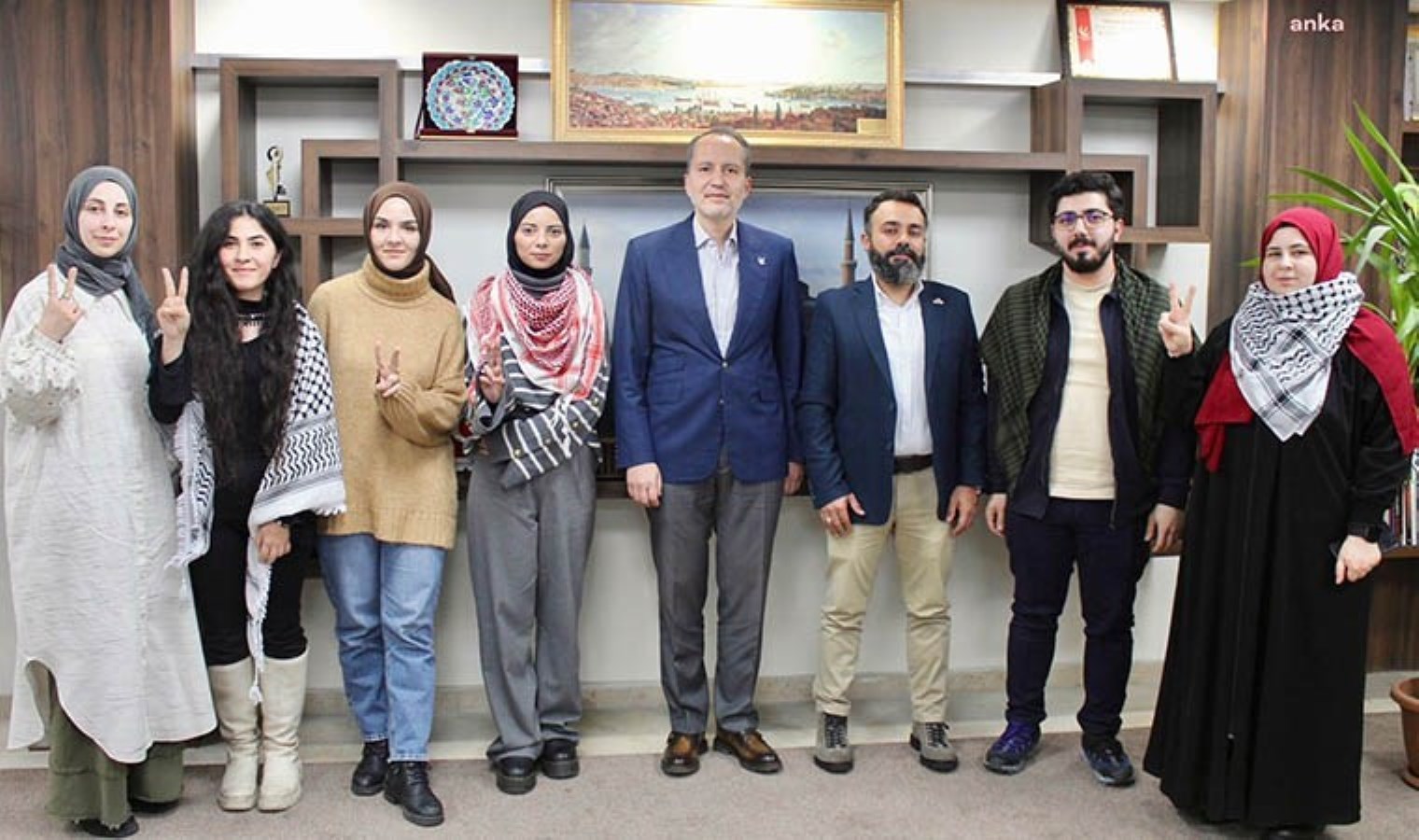 Fatih Erbakan, Erdoğan’a ‘İsrail’le ticaret’ protestosu nedeniyle tutuklanıp serbest bırakılan gençlerle buluştu